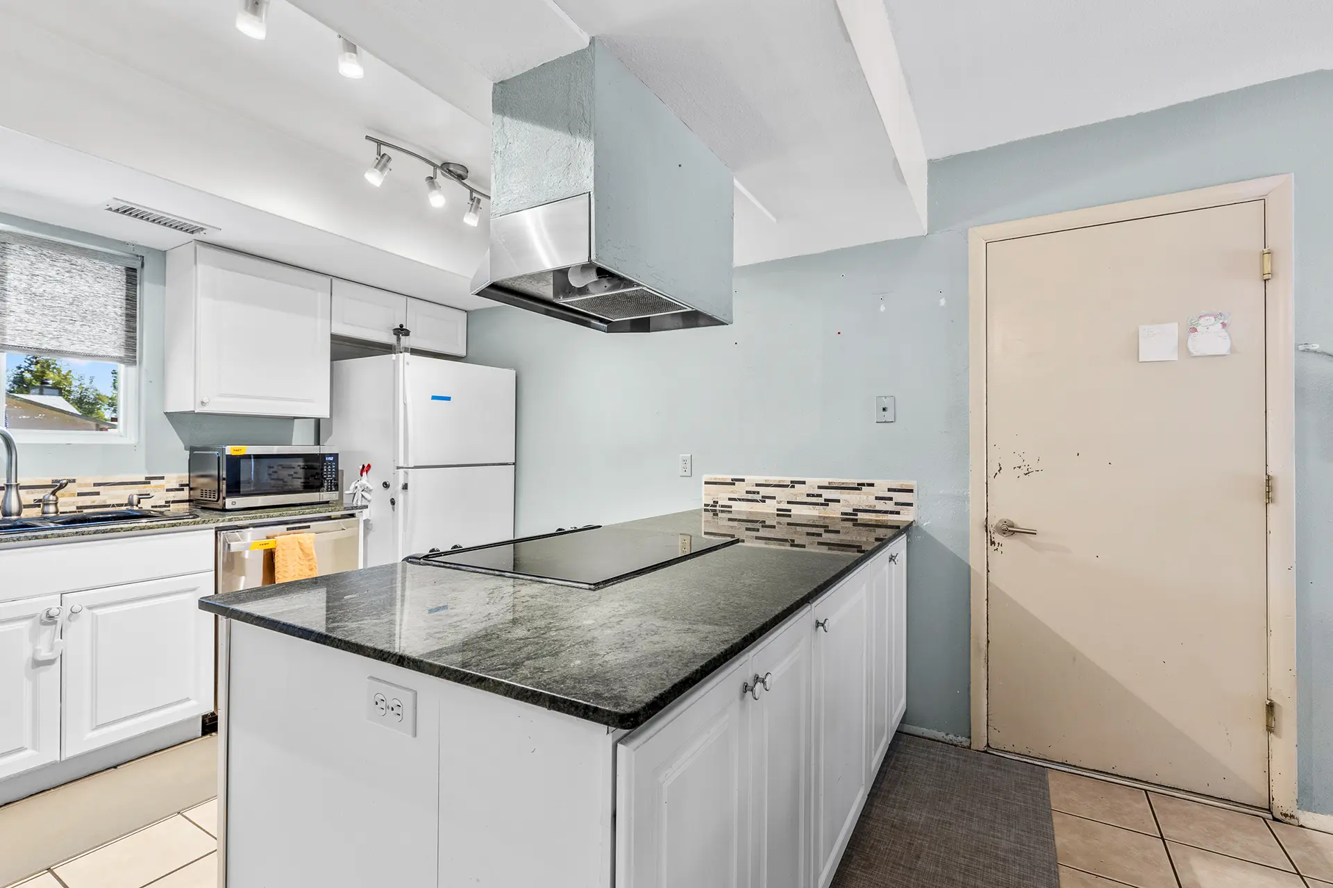 65f2fd63e6df7909edb55d47_3608 W Red Rock Ln-11